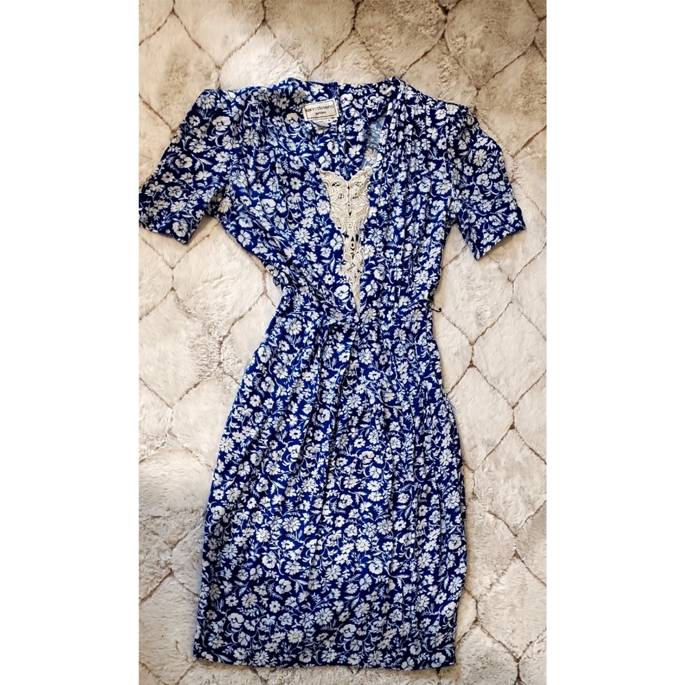 Beautiful blue and white floral Vintage Karin Stevins Petites Size 8 Dress